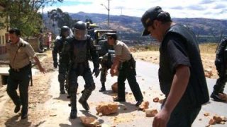 Perú: duros enfrentamientos entre campesinos y policías en Cusco