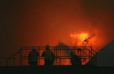 Incendio en torre de Londres con personas atrapadas