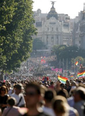 Madrid colapsada por gigantesca fiesta del orgullo gay dirigida a normalizar la homosexualidad en centros educativos