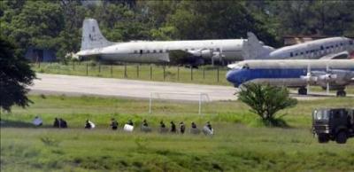 Una marea humana hace retroceder a golpistas en el aeropuerto de Honduras