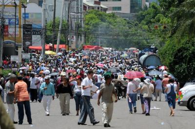 El pueblo de Honduras marcha hacia la Casa Presidencial para exigir el retorno de Zelaya