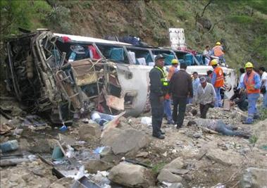 Seis muertos y 14 heridos deja un accidente de tránsito en Perú