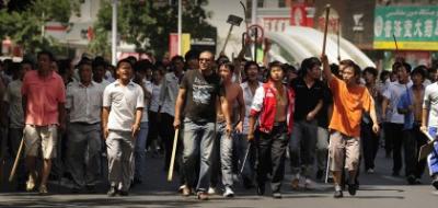 Cientos de uigures armados hacen frente a la policía china