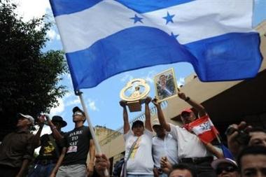 Zelaya y golpistas se preparan para ir a Costa Rica y Honduras sigue polarizada
