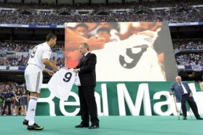 Locura merengue: Quince camisetas de Cristiano Ronaldo por minuto, o 170.000 euros en dos horas