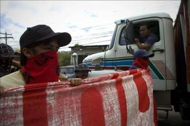 Honduras: cientos de manifestantes piden al presidente Zelaya no ceder en Costa Rica
