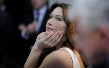 El periódico de Berlusconi critica la "grosería" de la esposa del presidente de Francia en el G-8