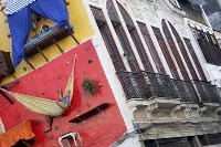 Dos hermanos "viven" colgados en una pared en Río de Janeiro