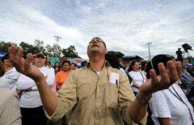 Himnos de paz y cuestionamientos a Chávez inundan la TV oficialista de Honduras