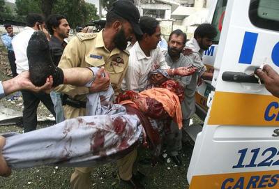 9 muertos y decenas de heridos al explotar una bomba en seminario religioso de Pakistán
