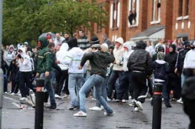 Más de 20 policías heridos en Belfast en los disturbios al paso de marcha protestante