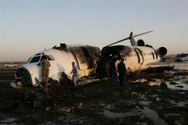 Un avión con 169 personas se estrella en Irán