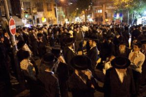 Miles de judíos ultraortodoxos se enfrentan a la policía