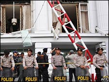 Explotan bombas en hoteles de Indonesia: 9 muertos y 40 heridos