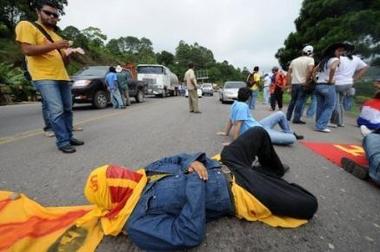 Simpatizantes de Zelaya bloquean carreteras en Honduras por segundo día seguido