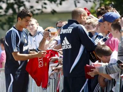 Cristiano Ronaldo sufre vergonzoso incidente durante firma de autógrafos