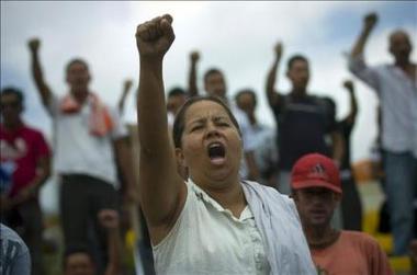 Correa asegura que grupos estadounidenses "financian a los golpistas" de Honduras
