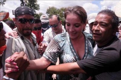 Zelaya acepta el plan que lo restituye como presidente, mientras su esposa y hija encabezan marchas en Honduras