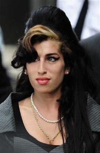 La cantante británica Winehouse se presenta ante un juez por cargos de asalto