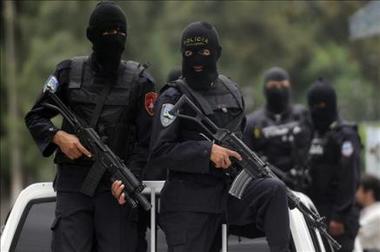Policías de Honduras reclaman incremento salarial y golpistas se apuran a pagar