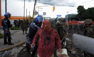 Honduras es un volcán: choques con militares y toque de queda con Zelaya en la frontera