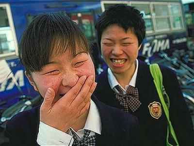 Una empresa japonesa controla las sonrisas de sus empleados