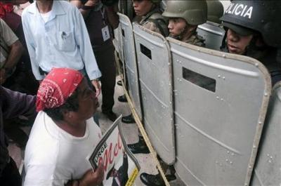 Manuel Zelaya llama a desacatar toque de queda en Honduras