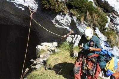 Espectacular rescate de dos científicos británicos del interior de una sima de los Picos de Europa