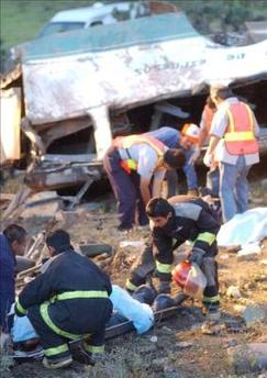 4 muertos al caer un autobús a un barranco en Bolivia