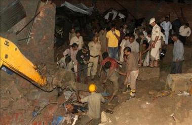 Once muertos en Nueva Delhi al caer un muro levantado por un hombre para no ver a los pobres