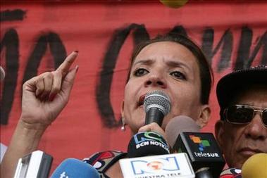 La esposa de Zelaya denunció persecución de la policía hondureña
