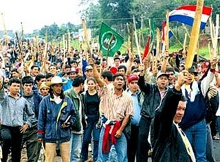 Paraguay: se movilizan campesinos furiosos con Lugo por dar luz verde a plaguicidas en plantaciones de soja