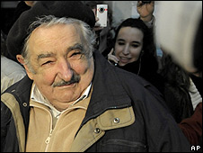 "Un ex tupamaro que no angustia a Washington", dice la BBC de Mujica