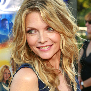 La hermosa actriz Michelle Pfeiffer no está dispuesta a hacer el ridículo vistiéndose como una jovencita