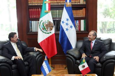 Invitado por el gobierno, Zelaya va a México
