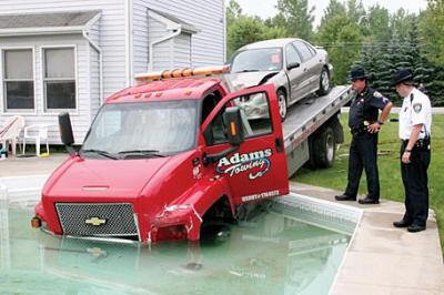Camión acaba dentro de piscina privada