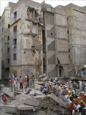 11 muertos por el derrumbe de un edificio de cinco plantas en Pakistán