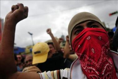 Muere un seguidor de Zelaya herido en choques con la policía hondureña
