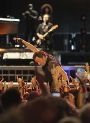España: Caos y protestas en el concierto de Springsteen en Santiago