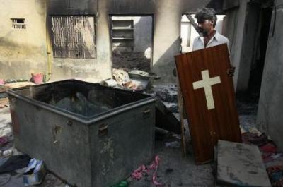 Persisten las tensiones en Pakistán después de que siete cristianos fueran quemados vivos