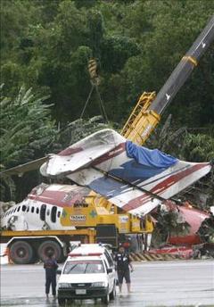 Un avión se estrelló contra una torre de control en aeropuerto de Tailandia: hay 10 muertos