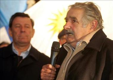 El candidato oficialista uruguayo José Mujica viajó a Brasil para reunirse con Lula