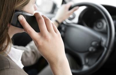 No saben qué hacer con conductores distraídos que hablan y envían mensajes de textos con sus celulares