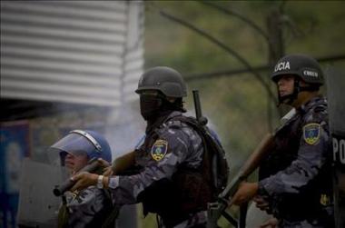 Golpistas de Honduras asaltan la Universidad Nacional Autónoma y los estudiantes los enfrentan
