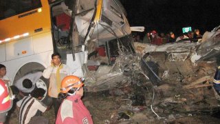 Perú: 7 muertos y 19 heridos por choque entre ómnibus y auto
