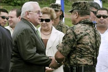Los militares retirados, siempre a las órdenes de las 10 familias que mandan en Honduras, apoyan al golpista Micheletti
