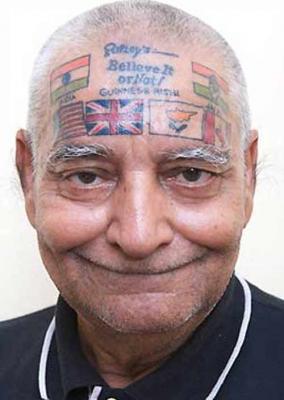 Obsesionado con el Guinness de los récords busca un nuevo reto: tatuarse 220 banderas