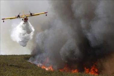 Bomberos de Portugal ayudan a extinguir un incendio en Fonfría