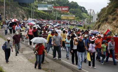Cientos de seguidores de Zelaya, extenuados por marcha durante una semana, llegaron a la capital para exigir su retorno