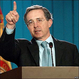Uribe quiere seguir en el poder y pide al Congreso colombiano acelerar los trámites de su reelección